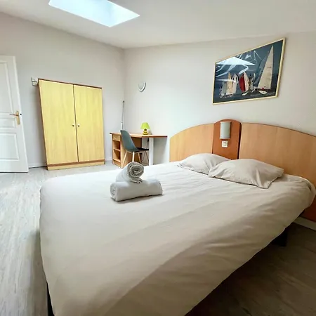 With Balcony & Pool In Appartamento La Rochelle (Charente-Maritime)