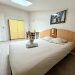 With Balcony & Pool In アパート ラ・ロシェル