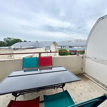 With Balcony & Pool In * Ла-Рошель