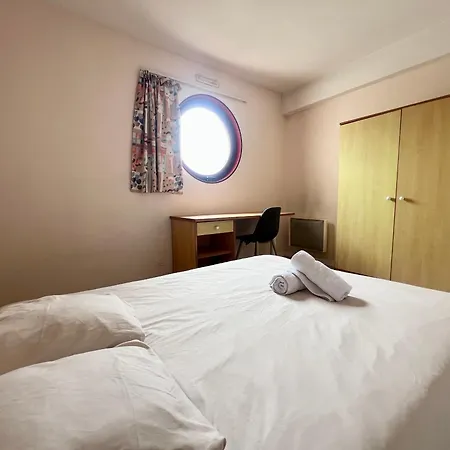 With Balcony & Pool In Ла-Рошель