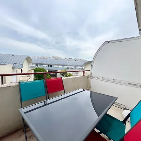 アパート With Balcony & Pool In