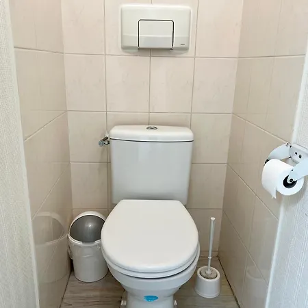 With Balcony & Pool In Λα Ροσέλ