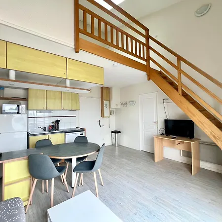 With Balcony & Pool In Apartament La Rochelle (Charente-Maritime)